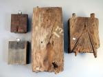 INDE - XXeBOIS DE CHAR. SIX éléments en bois sculptés,...