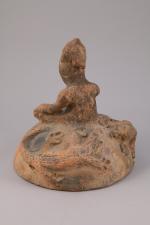 NIGER
COUVERCLE d'une urne en terre cuite figurant un personnage assis...