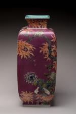 Vase en porcelaine à décor de fleurs avec une marque...