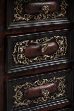 Cabinet hollandais avec tiroirs secrets et têtes d'anges et de...