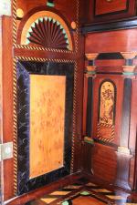 Cabinet au triomphe antique en bois fruitier avec des éléments...