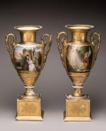 Paire de vases romantiques en porcelaine décorés d'après les romans...