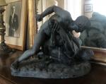 Les lutteurs, d'après l'Antique.
Bronze. signé "Musée de Florence". 
Haut. 38,...