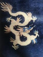 CHINE, TAPIS aux motifs de dragons. 
350 x 200 cm.

Selon...