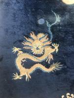 CHINE, TAPIS aux motifs de dragons. 
350 x 200 cm.

Selon...