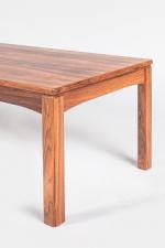 TABLE BASSE en palissandrede forme rectangulaire reposant sur quatre pieds....