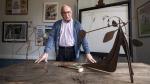 Le vendeur, Christian Quenault, ancien chaudronnier de l’usine Biémont, montre trois œuvres offertes par Calder, à Saché. <br />
© (Photo NR, Julien Pruvost)