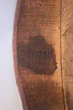 FAUTEUIL CABRIOLET en bois naturel sculpté et mouluré, l'amortissement à...