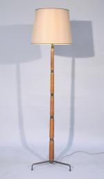LAMPADAIRE tripode à décor de bagues alternant laiton et bois....