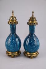 Théodore DECK (1823-1891)Paire de lampes en céramique glaçurée bleue, de...