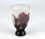 Établissements GALLÉ. Vase IrisEn forme de calice en verre multicouche...