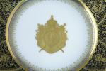 ASSIETTE en porcelaine aux armoiries de Napoléon Ier doré sur...