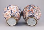 SAMSON. Deux POTICHESen porcelaine à décors dit "KUTANI" de pivoines...