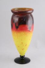 SCHNEIDER, Vase "Jades", circa 1925.Verre multicouche à inclusions de ballottines...