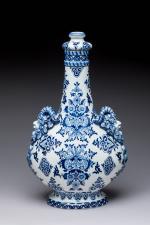 Grande GOURDE couverte bouteille aux satyres, c. 1866-1875
en céramique émaillée...