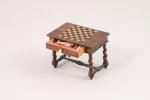 TABLE à jeu miniature, de forme rectangulaire, ouvrant à un...