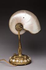TIFFANY, NEW-YORK
Lampe Nautile

en bronze doré reposant sur six sphères. La...