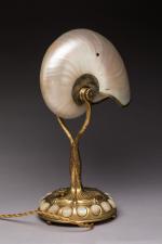 TIFFANY, NEW-YORK
Lampe Nautile

en bronze doré reposant sur six sphères. La...
