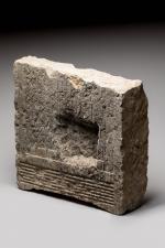 STÈLE du ROYAUME de SABA

en calcaire avec décor architectural et...