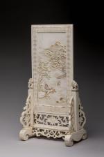 CHINE - XVIIIe siècle
Écran de table 

en ivoire à traces...