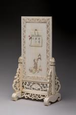 CHINE - XVIIIe siècle
Écran de table 

en ivoire à traces...