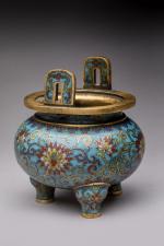 CHINE - XVIIIe siècle
Brûle-parfum tripode 

en bronze émaux cloisonnés à...