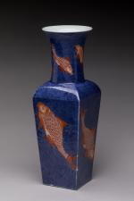 CHINE - XIXe siècle
Vase quadrangulaire 

en porcelaine émaillée bleu poudré...
