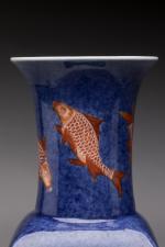 CHINE - XIXe siècle
Vase quadrangulaire 

en porcelaine émaillée bleu poudré...