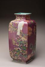 CHINE - Époque de la République MINGUO (1912-1949)
Vase de forme...