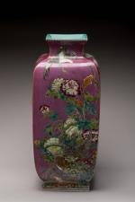 CHINE - Époque de la République MINGUO (1912-1949)
Vase de forme...