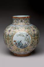 CHINE - Époque QIANLONG (1736-1795).
Petit VASE en forme de GRENADE...