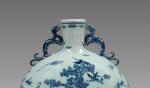 CHINE - XIXe siècle
Grande gourde en porcelaine baoyueping, 

à décor...