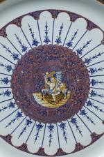 ROUEN, vers 1725-1730
Grand plat dapparat rond de l'ancienne collection Rothschild

en...