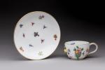 SAXE. TASSE et SOUS-TASSE

en porcelaine dure décorées de fleurs polychromes...