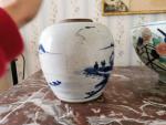 JAPON, XVIIIe. Grande COUPE en porcelaine à décor de fleurs....