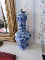 CHINE, XIXe, Paire de VASES BOUTEILLES en porcelaine bleu-blanc décoré...