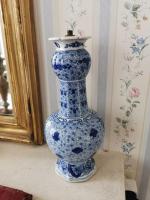 CHINE, XIXe, Paire de VASES BOUTEILLES en porcelaine bleu-blanc décoré...