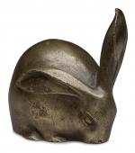 Edouard-Marcel SANDOZ (Suisse, 1881-1971) Lapin, une oreille dressée.Épreuve en bronze...