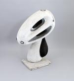 CHOMO (Français, 1907-1999)MutantEn siporex à patine blanche sur un socle...