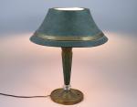 LAMPE de BUREAU en métal, bronze et verre. Travail moderniste....