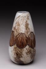 LEGRAS. Vase ovoïde en verre jaspé crème et brun à...