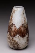 LEGRAS. Vase ovoïde en verre jaspé crème et brun à...