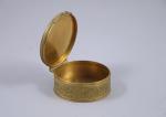 BOÎTE circulaire en bronze doré, décoré au centre d'une miniature...