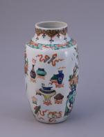 CHINE - Époque KANGXI (1662-1722). Petit VASE balustre en porcelaine...