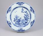 CHINE - XVIIIe s. PLAT en porcelaine émaillée en bleu...