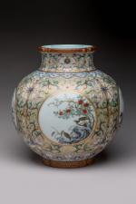 CHINE - Époque QIANLONG (1736-1795). Petit VASE en forme de...