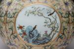 CHINE - Époque QIANLONG (1736-1795). Petit VASE en forme de...