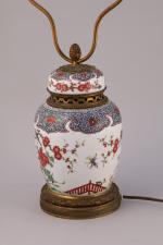 CHINE - XIXe s. POT COUVERT en porcelaine à décor...
