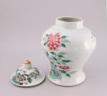 CHINE - XIXe s. POTICHE en porcelaine à décor en...