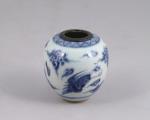 CHINE - XIXe s. POT en porcelaine émaillée en bleu...